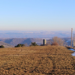 Molèdes, vue sur la tour, les plateaux